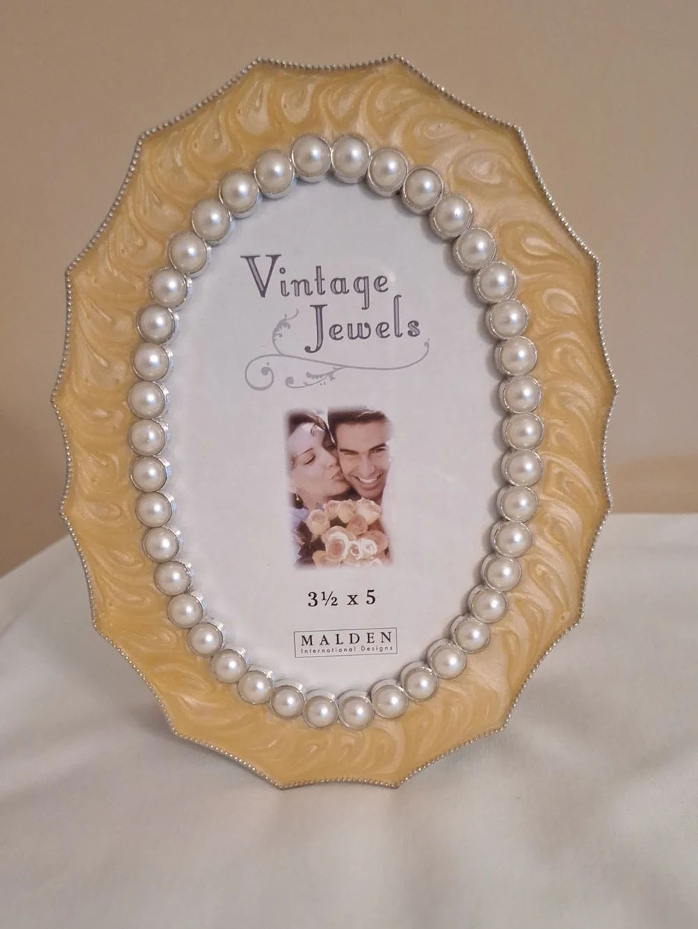 Pearl-Trimmmed Yellow Oval Picture Frame 3.5x5